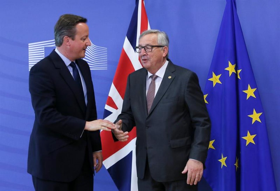 David Cameron y Jean-Claude Juncker, antes de su reunión en Bruselas. EFE.