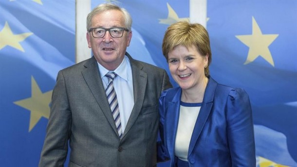 Jean-Claude Juncker y Nicola Sturgeon ayer en Bruselas. EFE