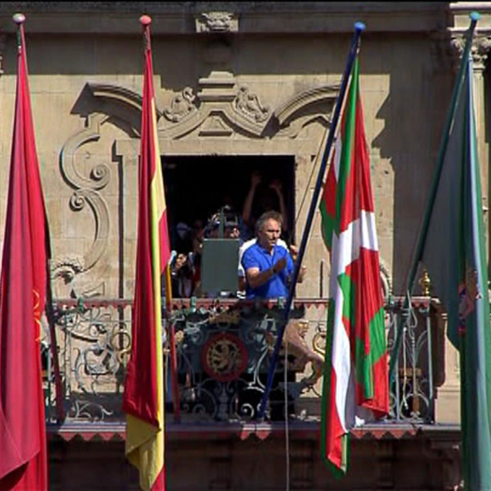 La ikurriña en la fachada del Ayuntamiento de Pamplona/Iruñea. Imagen obtenida de un vídeo: EiTB