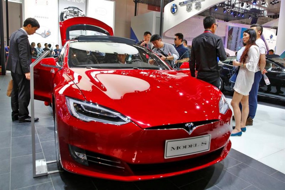 Tesla S autoa Pekingo azoka batean. Argazkia: EFE