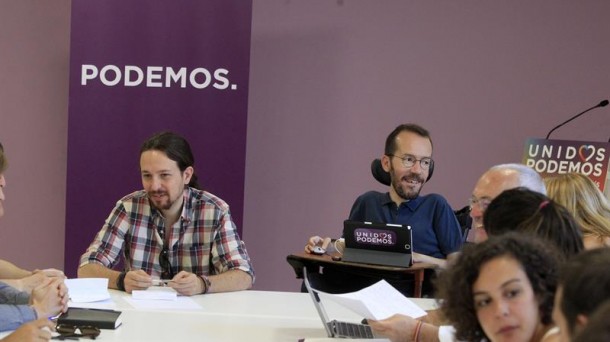 Pablo Iglesias eta Pablo Echenique gaurko batzarrean. EFE