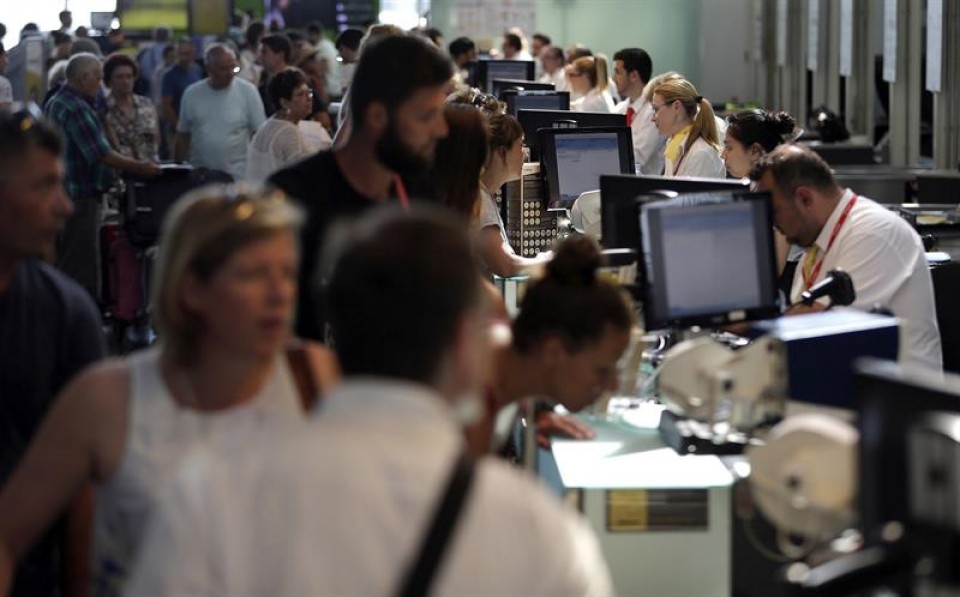 En el aeropuerto de El Prat se están registrando largas colas. Foto: EFE.