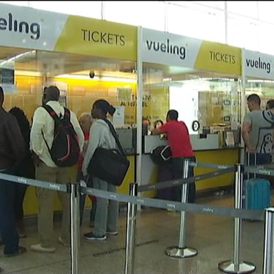 En el aeropuerto de El Prat se están registrando largas colas. Foto: EFE.