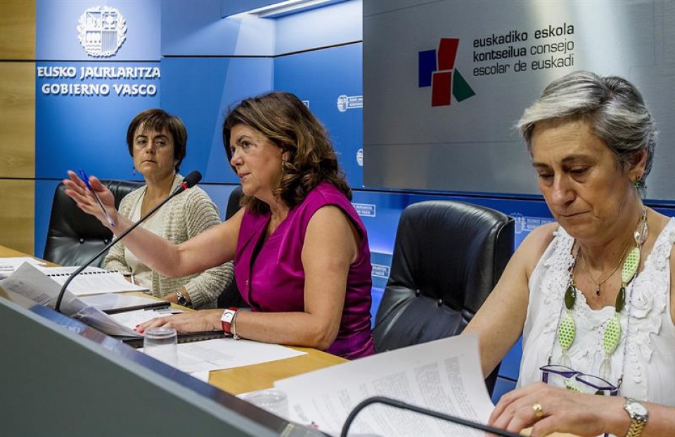 Maite Alonso, la presidenta del Consejo Escolar de Euskadi, durante su rueda de prensa. Foto: EFE