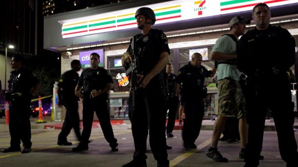 Cinco agentes de la policía han muerto en el tiroteo, en Dallas. Foto: EFE.