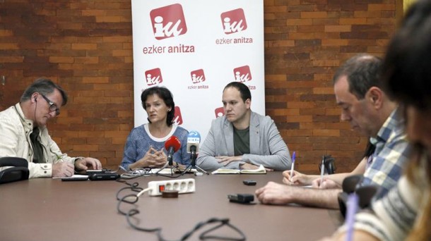 Isabel Salud e Iñigo Martínez, mandatarios de Ezker Batua, en rueda de prensa. Foto: EFE.