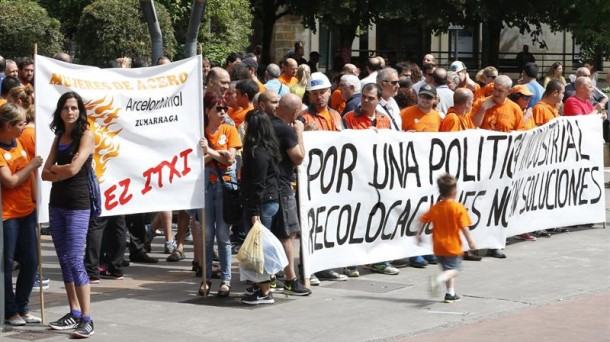 Concentración realizada este sábado por los trabajadores de Arcerlor Zumarraga. EFE