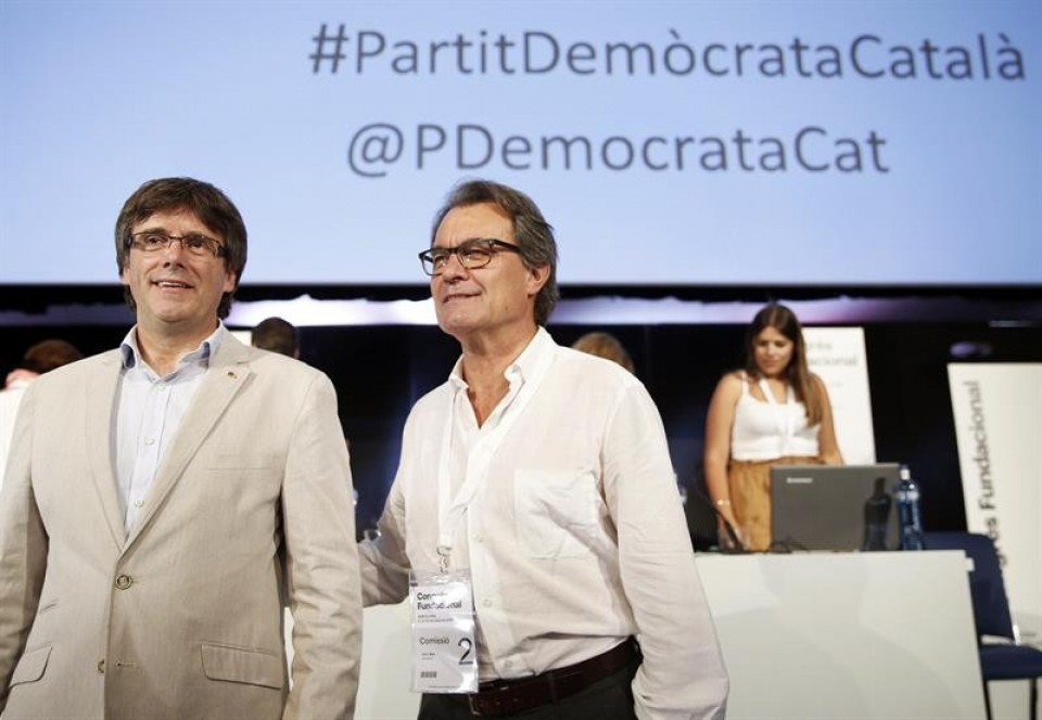 Puigdemont y Mas en el congreso fundacional de Partit Demòcrata Català. Foto: EFE