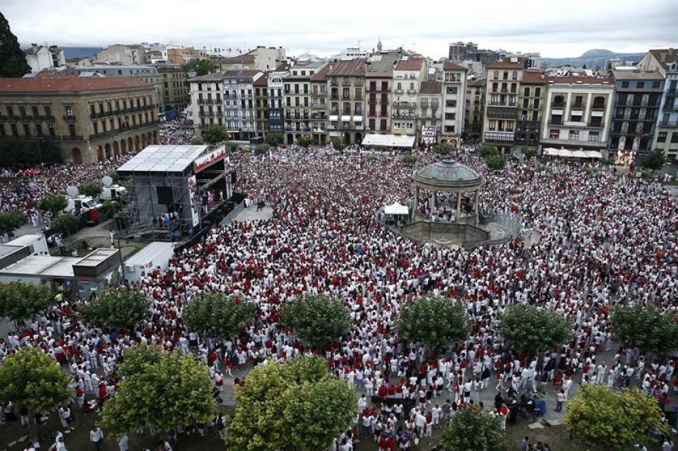 Concentración en la Plaza del Castillo contra las agresiones sexuales. Foto: EFE