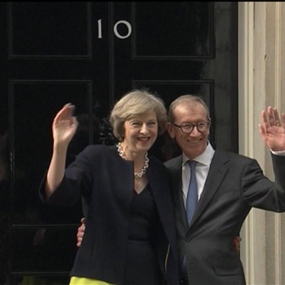 Theresa May y su marido Philip, a su llegada al numéro 10 de Downing Street. EFE