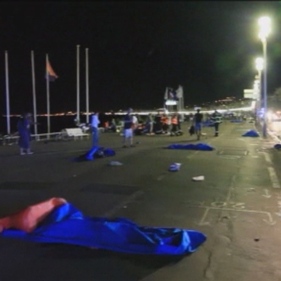 Heridos son evacuados del lugar en donde un camión chocó contra la multitud en Niza. Foto: EFE