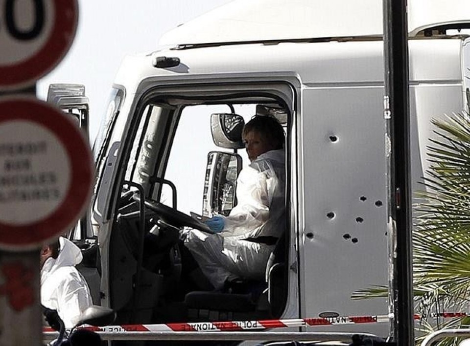 El camión utilizado en el atentado perpetrado el jueves en Niza. Foto: EFE