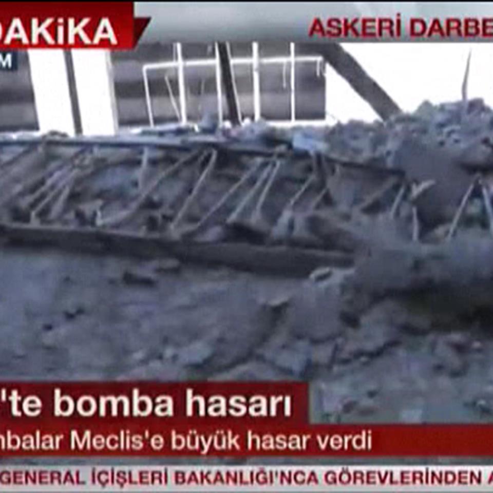 Una bomba de los golpistas causa graves daños en el Parlamento turco