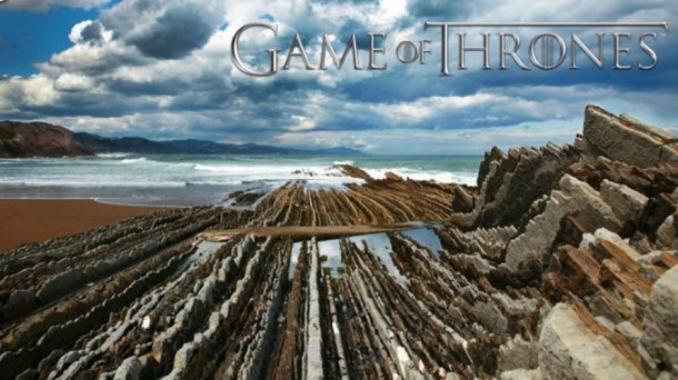 Zumaiako flyscha eta 'Game of Thrones'en logoa; Udalak egindako muntaia. zumaia.eus