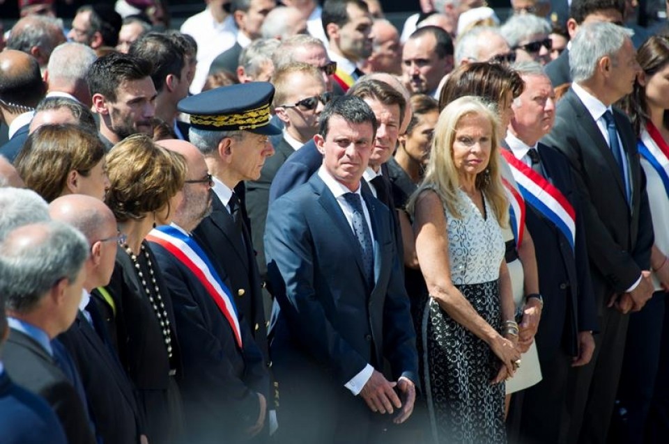 El primer ministro francés, Manuel Valls, durante el homenaje a las víctimas. Foto: EFE