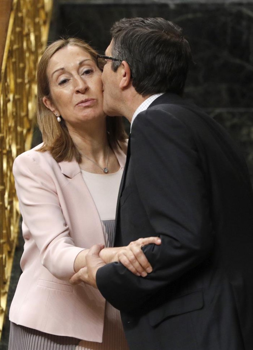 La nueva presidenta del Congreso besa a su antecesor. Foto: EFE