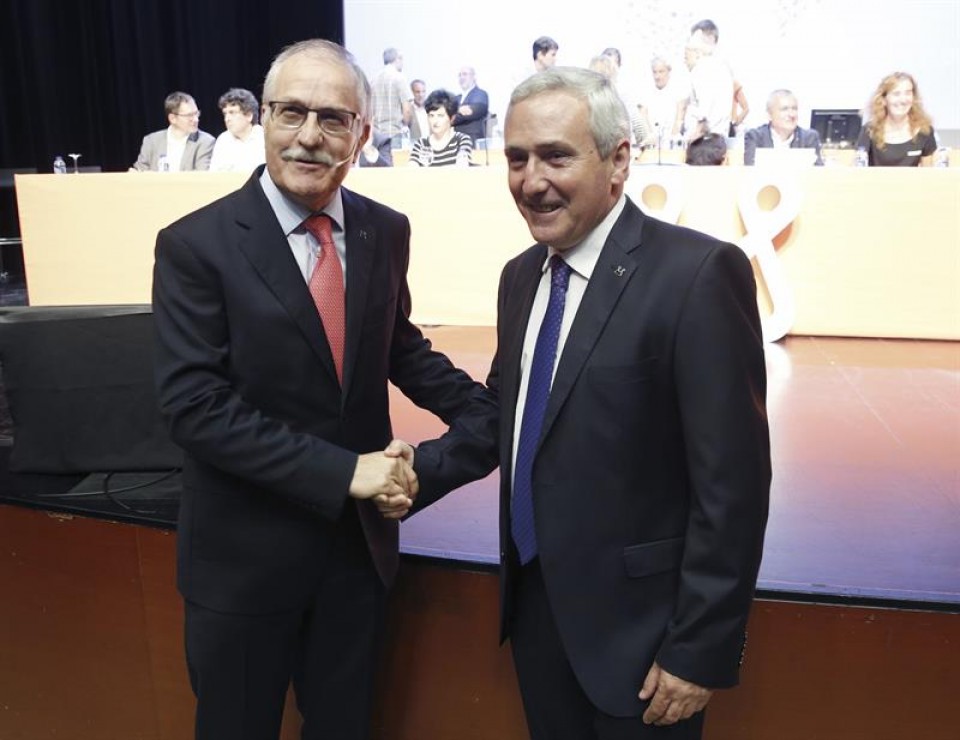 El expresidente de la Corporación Mondragón, Javier Sotil y el actual presidente, Iñigo Ucín. EFE