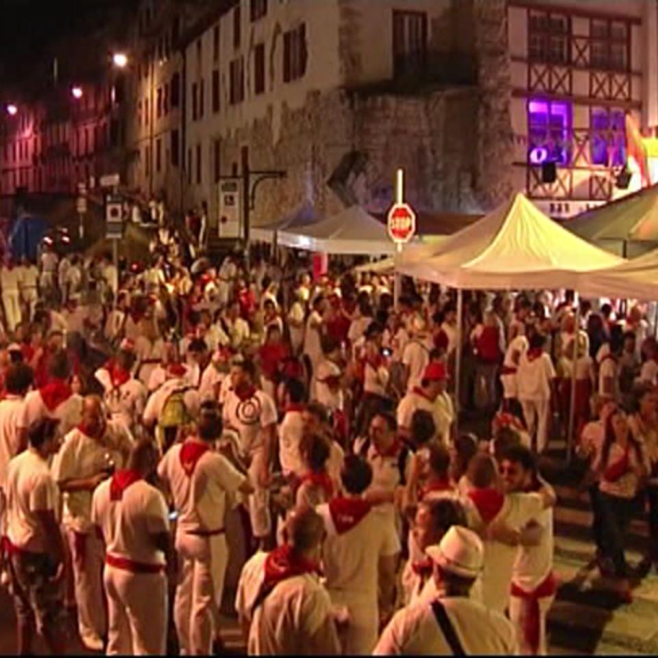 Multitud en las fiestas de Baiona. Foto de archivo: EITB Media
