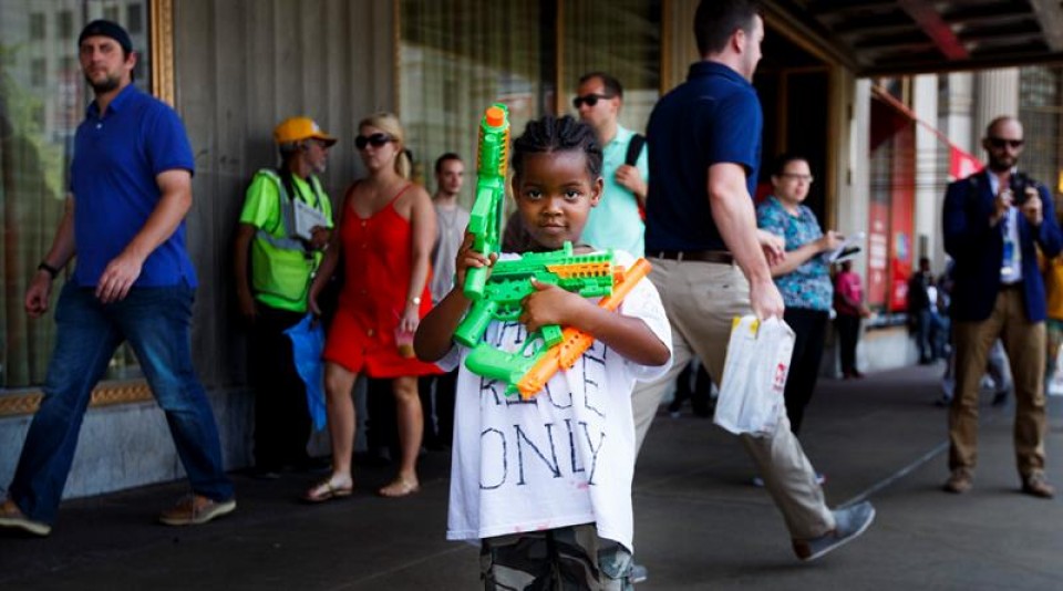 Jayla Light sostiene armas de plástico en Cleveland. Foto: EFE