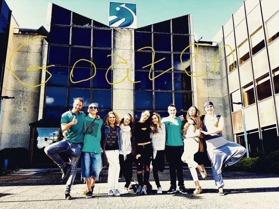 Aktoreak Miramongo estudioen sarreran