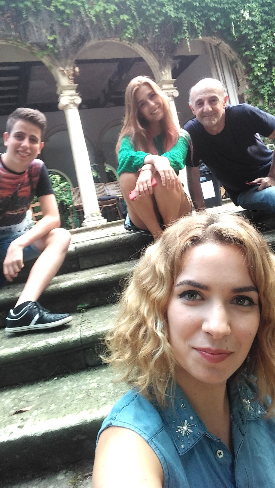 Lorea Kortaren selfiea. Atzean Ramon Agirre, Miren Arrieta eta Oihan Moreno.