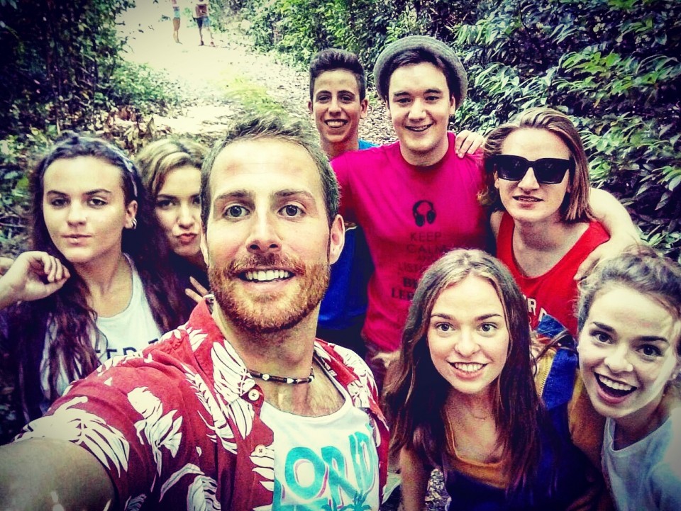 Borja Uribesalgoren selfiea. Atzean Paula eta Aitana Etxeberria, Aritz Mendiola, Asier Burguete, Oihan Moreno, Miren Arrieta eta Ainhoa Larrañaga