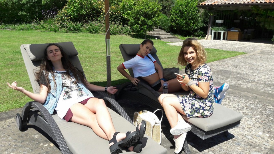 Ze gaizki dauden Ainhoa Larrañaga, Miren Arrieta eta Lorea Korta entsegu eta entsegu artean!