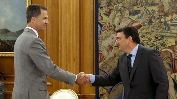 Felipe VI.a Aitor Esteban (EAJ) agurtzen atzo. Argazkia: EFE