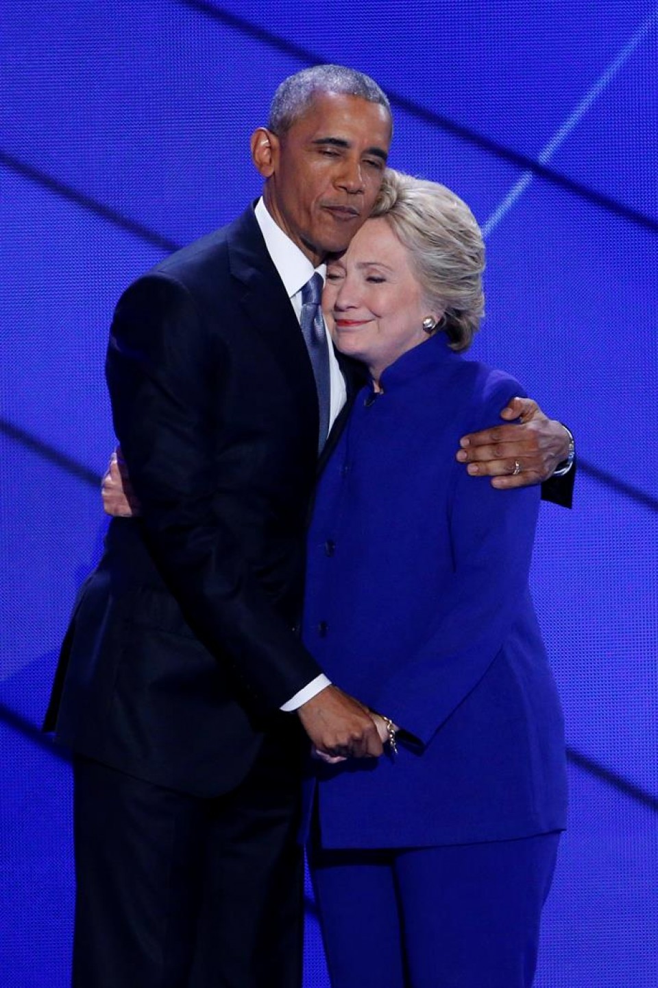 Obamak Clinton babestu du: 'Inoizko hautagairik prestatuena da' 