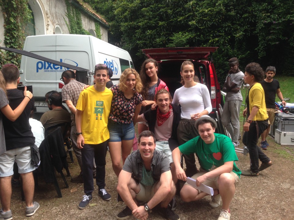 Aktoreak grabazio gunean: Oihan Moreno, Lorea Korta, Ainhoa Larrañaga, Miren Arrieta, Aritz Mendiola, Haritz Morrás eta Asier Burguete