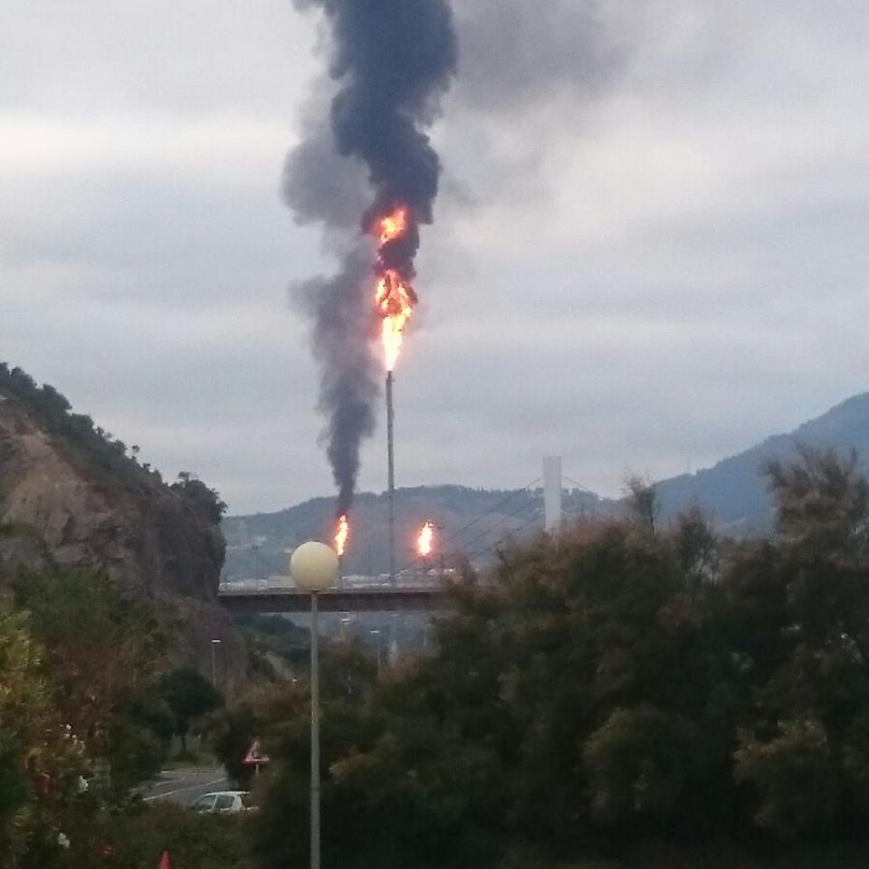 Un fallo eléctrico provoca un aumento de llama en Petronor