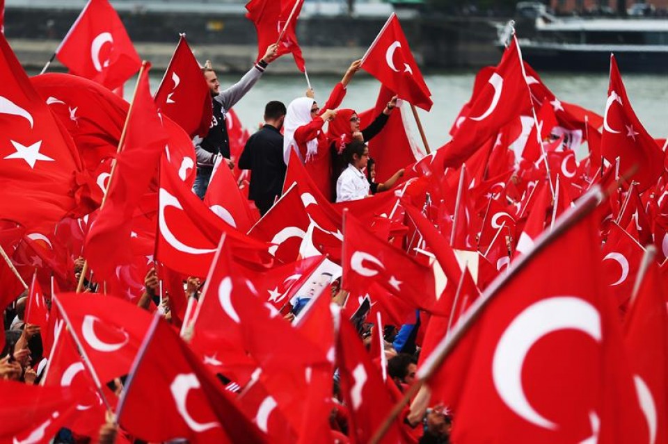 30.000 turkiarrek babesa azaldu diote Erdogani, Kolonian (Alemania)