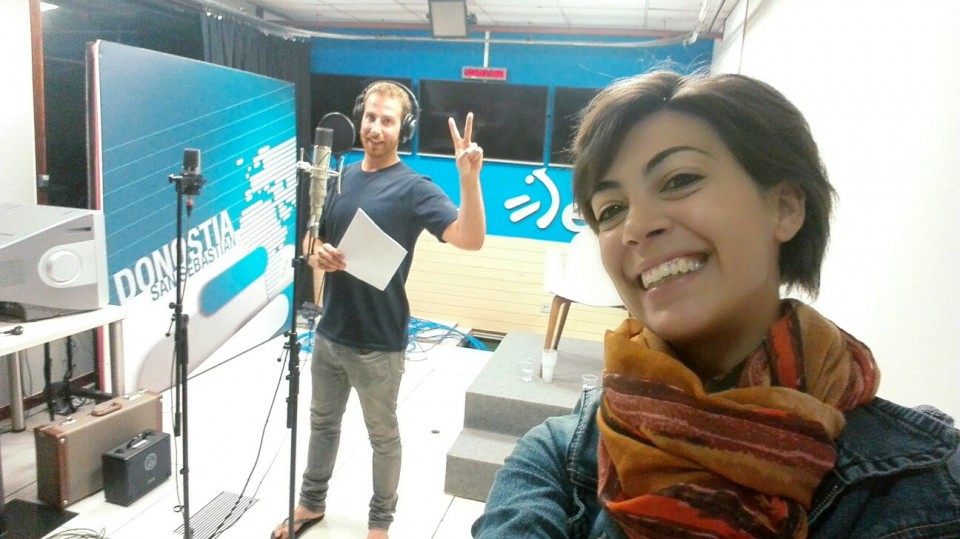 Borja Uribesalgo eta Barbara Rivas ahotsa grabatzen