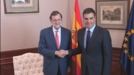 Irribarretsu agertu dira Rajoy eta Sanchez bilera hasi aurretik