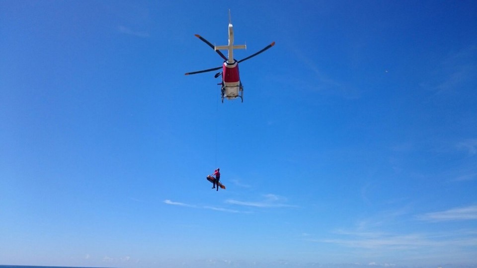 Momento en que el varón ha sido izado por la aeronave. Foto: @112_SOSDeiak