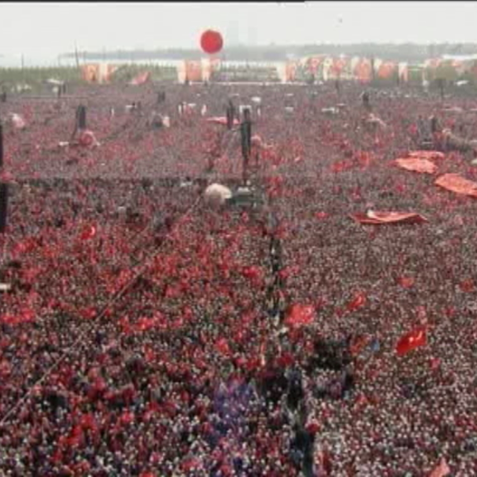 Erdoganen aldeko manifestazioa Istanbulen. Argazkia: EFE