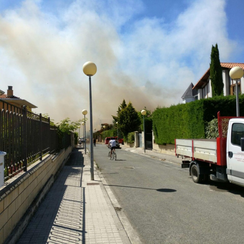 El incendio ha obligado a movilizar los recursos disponibles al acercarse a casas. Foto: @ErikCuins