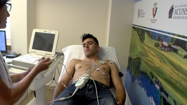 Juan Fuentes pasa el reconocimiento médico / Imagen: Osasuna.
