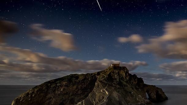 Las perseidas sobre Gaztelugatxe Foto: Aritz Atela