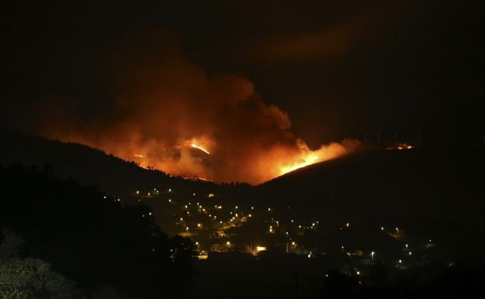 Imagen de un incendio forestal registrado estos días en Pontevedra. Foto: EFE.