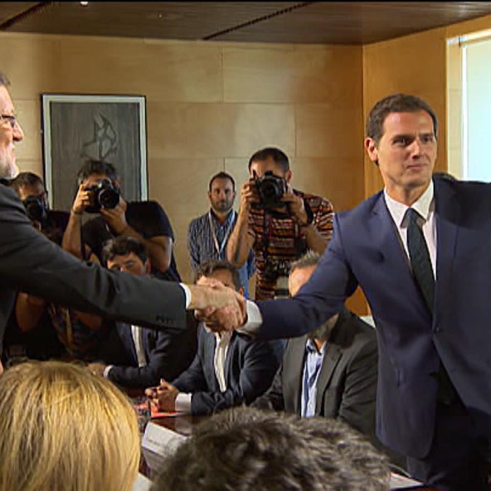 Mariano Rajoyk eta Albert Riverak elkarri bostekoa eman diote akordioa irudikazeko. Argazkia: EFE