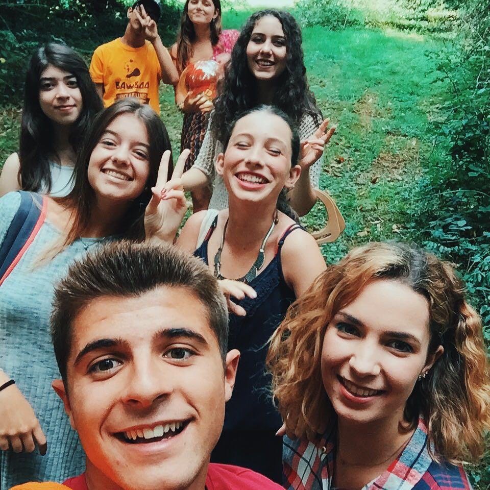 Lorea Iribar hainbat extrarekin