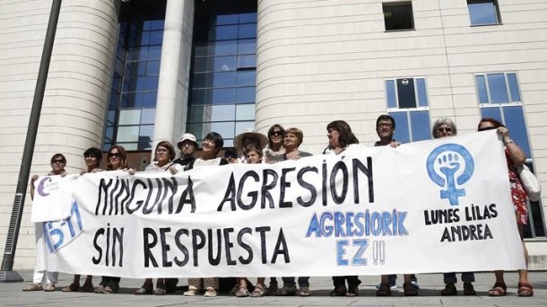 Concentración frente al Palacio de Justicia de Navarra, el día de la vista por la agresión grupal