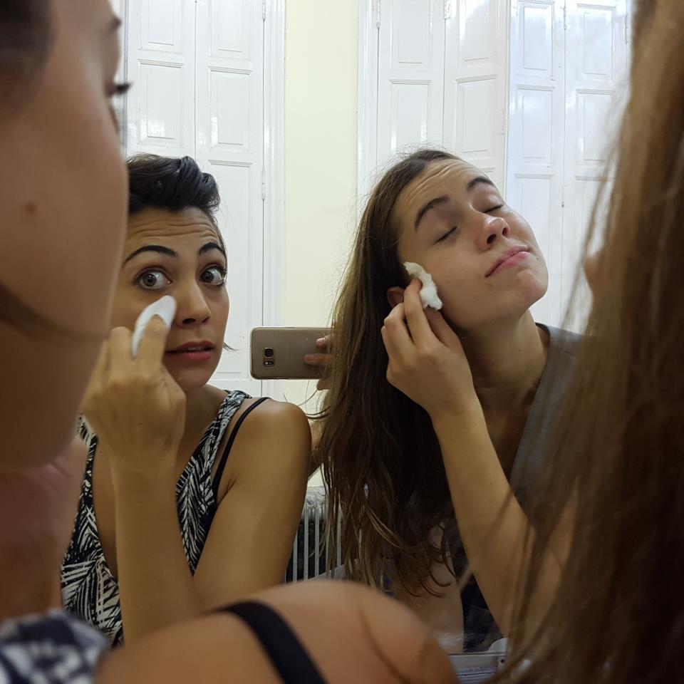 Barbara eta Miren makillatzen