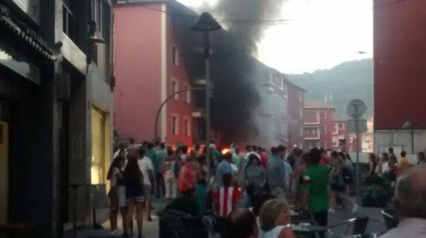 El fuego ha tenido lugar en la intersección entre las calles Lehendakari Agirre y Cataluña