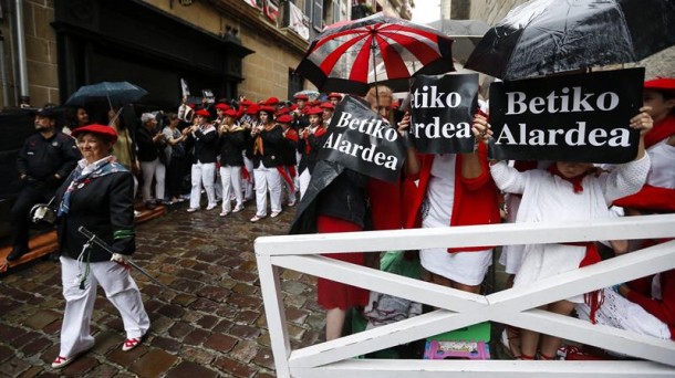 Partidarias del Alarde excluyente protestan ante el Alarde igualitario el año pasado. EFE