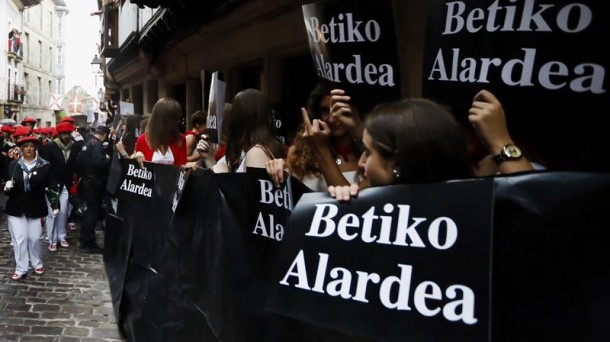 Plástico negro en el alarde de 2017. Foto: Efe