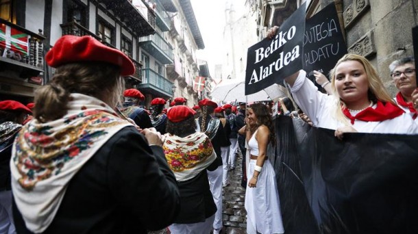 Alarde baztertzailearen aldekoak, Alarde parekidearen aurka protesta egiten, iaz. EFE