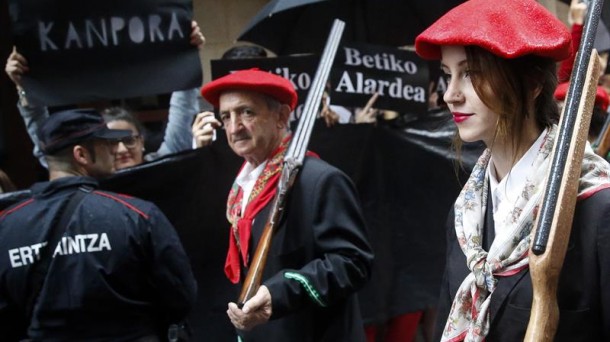 La compañía igualitaria Jaizkibel en el Alarde del pasado año, en Hondarribia. Foto: EFE