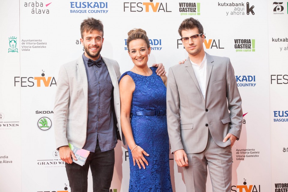 El presentador Julen Telleria, junto a parte del equipo de 'GTG 3x2'. (Foto: EiTB)